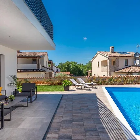 Isabel With Heated Pool Near Porec *