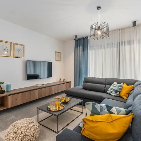Villa Isabel With Heated Pool Near Porec *