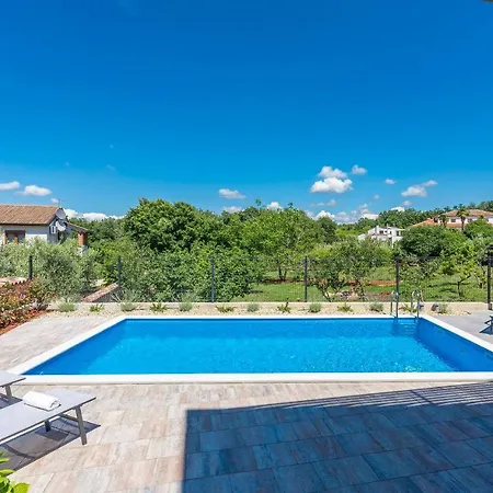 Isabel With Heated Pool Near Porec